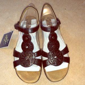 NWT Natural Soul Black Memory Foam Sandals